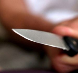 Жінка вдарила чоловіка ножем і вигадала собі алібі