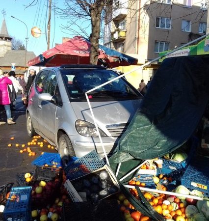 «Mercedes» влетел в торговую палатку в Ужгороде. Есть пострадавшие (ФОТО)