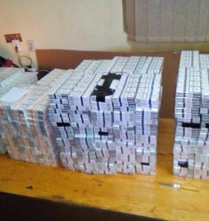 Контрабандні цигарки виявили закарпатські прикордонники у потягу (ФОТО)