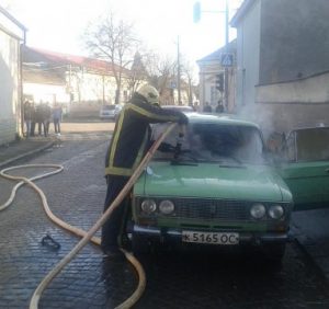 В Берегові рятувальники ліквідували пожежу в автомобілі