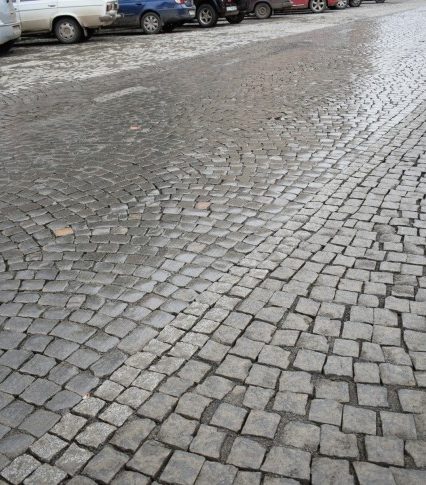 В Ужгороді зірвали строки ремонту доріг. З якістю також є проблеми