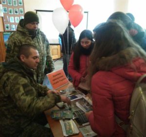 На «Ярмарку кар’єри» прикордонники розповіли про перспективи військової служби за контрактом