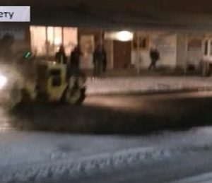 Сніг іде – асфальт кладуть: ремонт по-ужгородськи (ВІДЕО)
