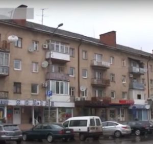 Не дах, а решето – сумні реалії мешканців багатоповерхівки Ужгорода (ВІДЕО)