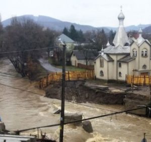 У Сваляві стихія зруйнувала недобудований міст (фото)
