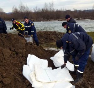 На Хустщині рятувальники з водниками відновлюють дамбу через р. Ріка