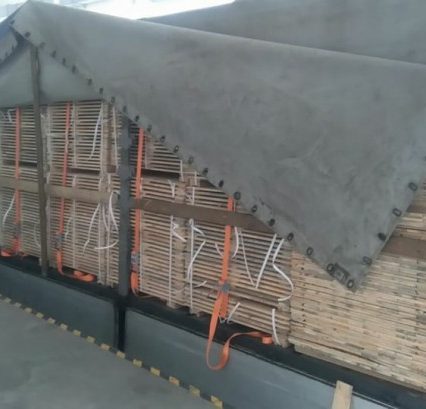 На «Ужгороді» прикордонники виявили вантажівку з контрабандними цигарками (ВІДЕО)
