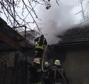 Мукачівські вогнеборці ліквідували пожежу в житловому будинку