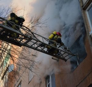 В Ужгороді на пожежі 2 людей врятовано та 20 евакуйовано (ВІДЕО)
