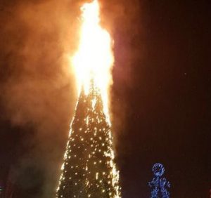 Раз, два, три: в одном из городов РФ сожгли главную елку