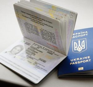 На Закарпатті знову черги за біометричними закордонними паспортами (ВІДЕО)