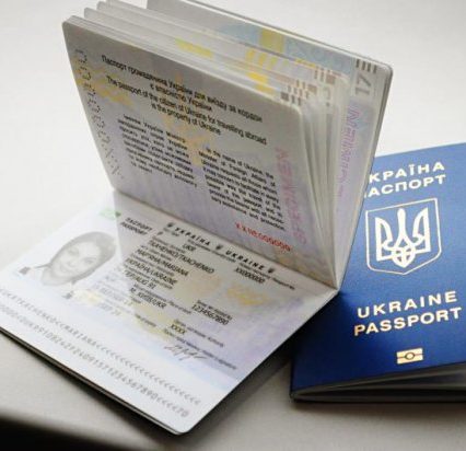 На Закарпатті знову черги за біометричними закордонними паспортами (ВІДЕО)