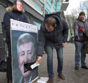 Активісти: Ахметов і Порошенко збагачуються за рахунок усіх споживачів електрики