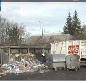 Ужгородська вулиця перетворилась на сміттєзвалище (ВІДЕО)