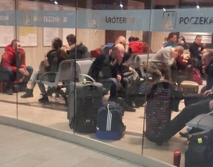 Сотня закарпатців ночувала на вокзалі Кошіце через затримку автобусу “LEO Express”