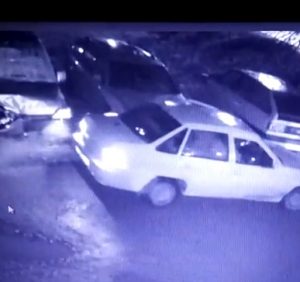 В Ужгороді таксист намагався обікрасти пошкоджену автівку (відео)