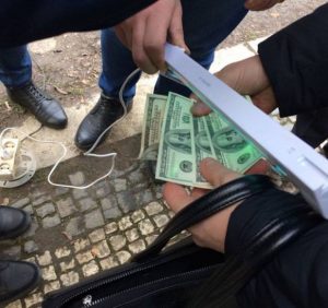 В Ужгороді поліція затримала інспектора-антикорупціонера з хабаром (ФОТО)