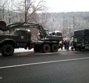 Воловецькі рятувальники надали допомогу водіям автобусу, що виконував міжнародний рейс (ФОТО, ВІДЕО)