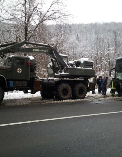 Воловецькі рятувальники надали допомогу водіям автобусу, що виконував міжнародний рейс (ФОТО, ВІДЕО)