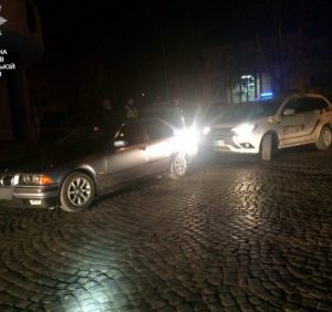 Закарпатця зупинили за порушення правил, а виявили у багажнику наркотики (ФОТО)