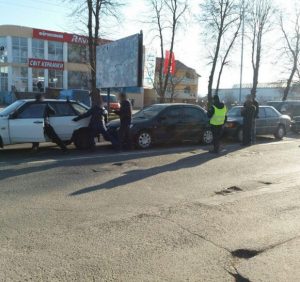 У ДТП на вулиці Гагаріна в Ужгороді зіштовхнулись чотири авто (ФОТО)