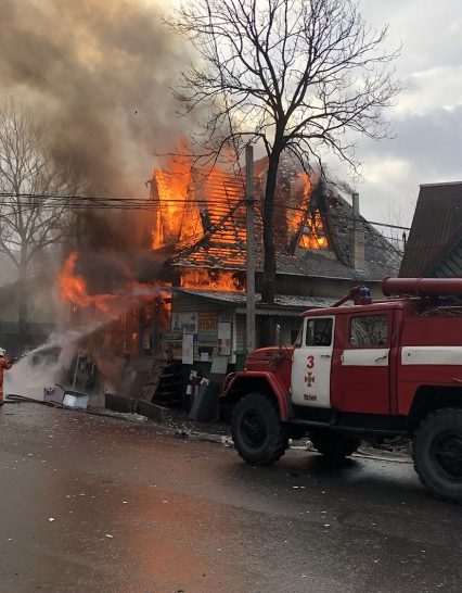 На Рахівщині вогонь знищив магазин будматеріалів (ФОТО)