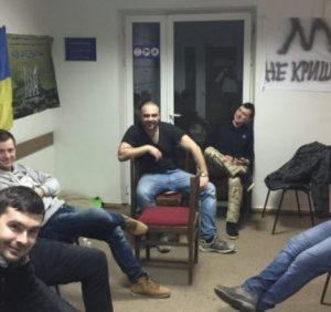 “Спокійна” ніч протестувальників у приймальні мера Ужгорода, поліція згідна з антикорупційними вимогами (фото)