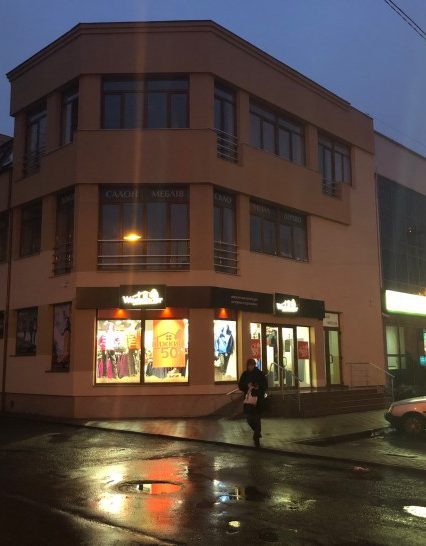 Брутальне рейдерство: в центрі Ужгорода намагаються відібрати чужу будівлю!
