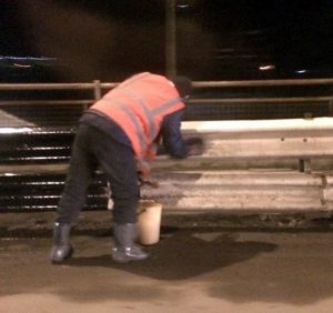 В Ужгороді вручну миють міст до приїзду дружини Порошенка (ФОТО)
