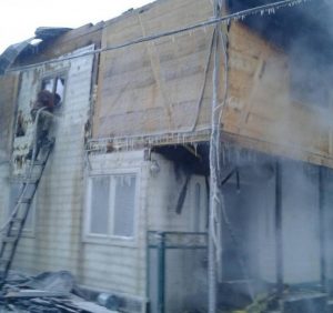 На Тячівщині пожежа знищила надвірну споруду та пошкодила житловий будинок