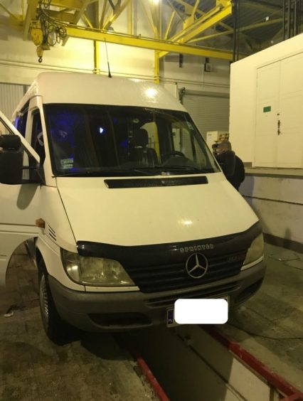 У вантажівці та в мікроавтобусі виявили цигарки прикордонники на Закарпатті