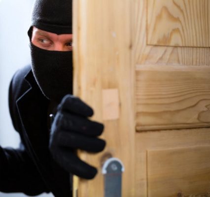 Закарпатська поліція застерігає громадян, як не стати жертвами крадіїв