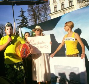 Чемодан-вокзал-Мальдивы: в Киеве провели акцию против Порошенко