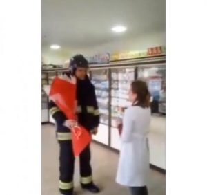 Рятувальник із Буковини приїхав на пожежній машині, щоб освідчитись коханій з Рахова