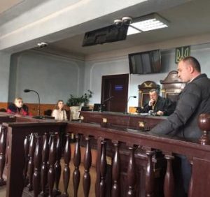 На Закарпатті суддя прийняв антинародне рішення і під вигуки “Ганьба” покинув зал суду