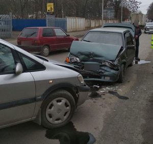 В Ужгороді п’яний водій протаранив автомобілі на “зустрічці”