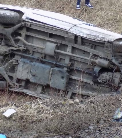 На Закарпатті автобус з пасажирами перекинувся на залізничну колію (ФОТО)