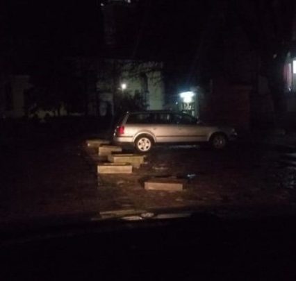 В Берегові шість автівок розбили бампери об нещодавно встановлені бетонні клумби