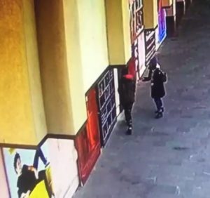 В Ужгороді розшукують дівчат, які “познущалися” над плакатами драмтеатру (відео)
