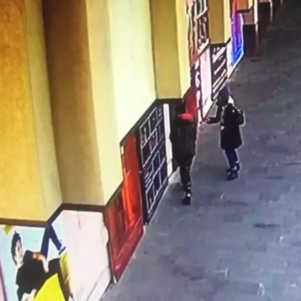 В Ужгороді розшукують дівчат, які “познущалися” над плакатами драмтеатру (відео)
