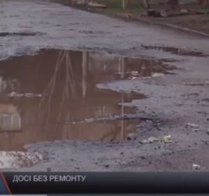 Ні пройти, ні проїхати. Стан доріг у Мукачеві (ВІДЕО)