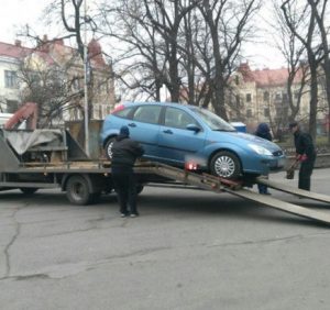 В Ужгороді водіїв штрафували – автівки забирали на арештмайданчик (ФОТО, ВІДЕО)
