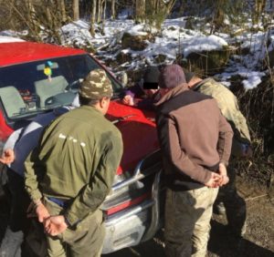 Контрабандистів на автомобілі із 9 тисячами пачок сигарет затримано на Закарпатті