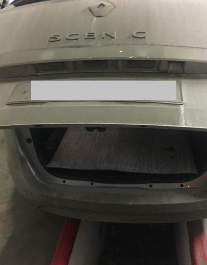 Тайник з цигарками виявили прикордонники в автомобілі українця
