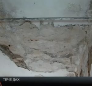 Аварійний будинок в Мукачеві. Люди живуть у страху (ВІДЕО)