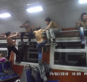 Закарпатські циганчата лізуть на стелю потяга “Львів-Мукачево (відео)