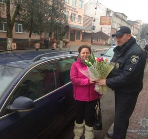 Закарпатські поліцейські вітають жінок-водіїв зі святом весни