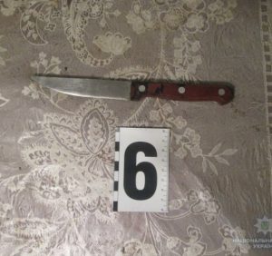 Закарпатець вдарив ножем у живіт падчерку