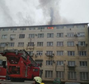 В Ужгороді горить гуртожиток. Людей евакуюють (ФОТО, ВІДЕО)