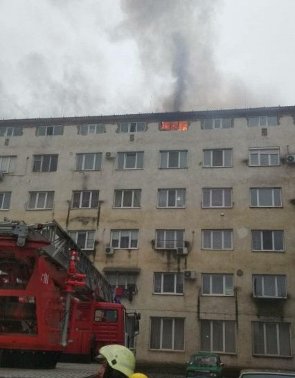 В Ужгороді горить гуртожиток. Людей евакуюють (ФОТО, ВІДЕО)